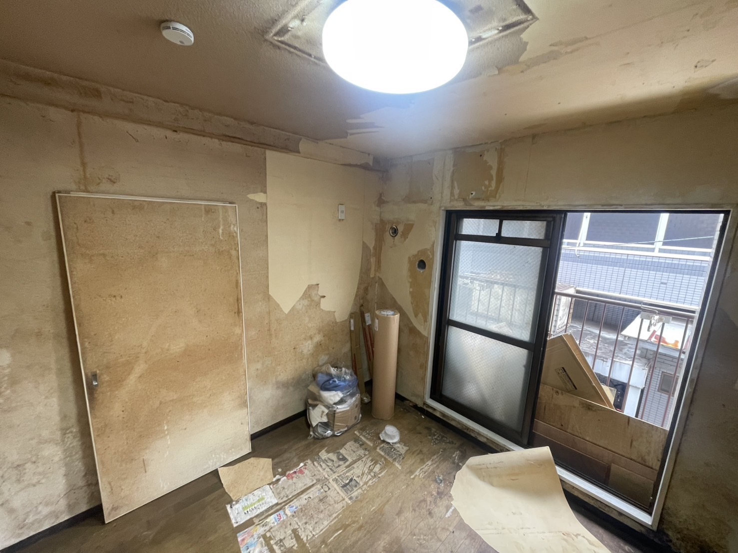 施工前の居室。壁紙が剥がれ、床も傷んでいる状態