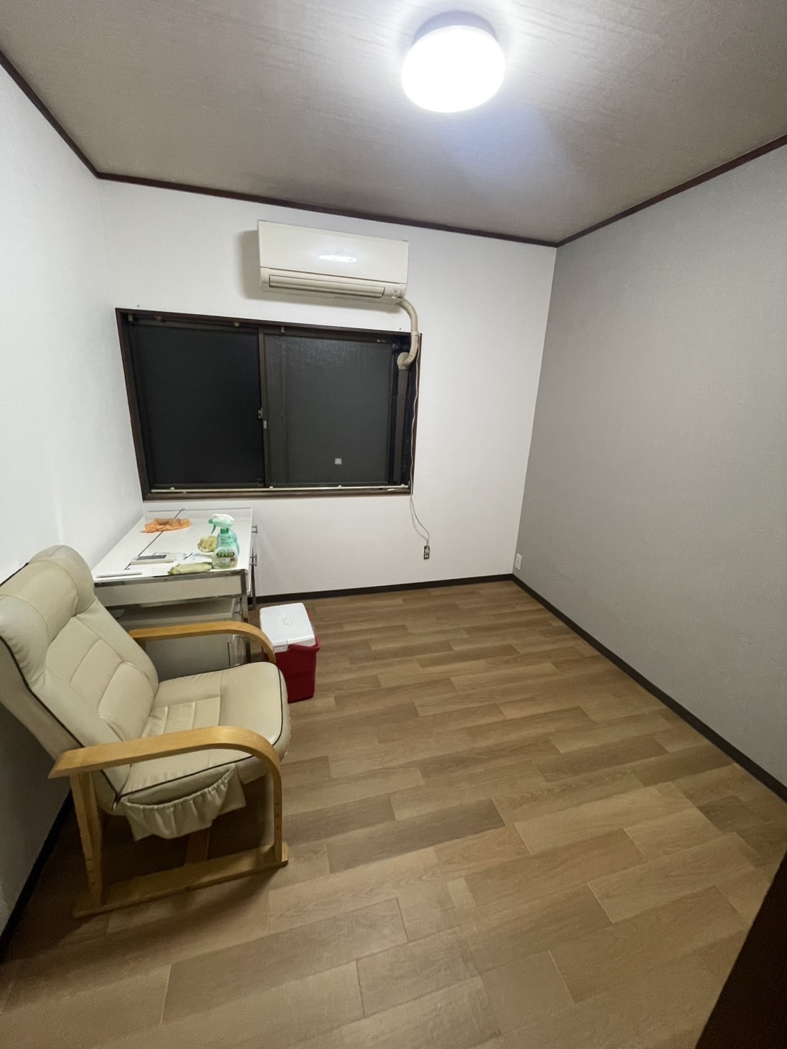 施工後の部屋。白い壁と木目床で落ち着いた空間に仕上がっている